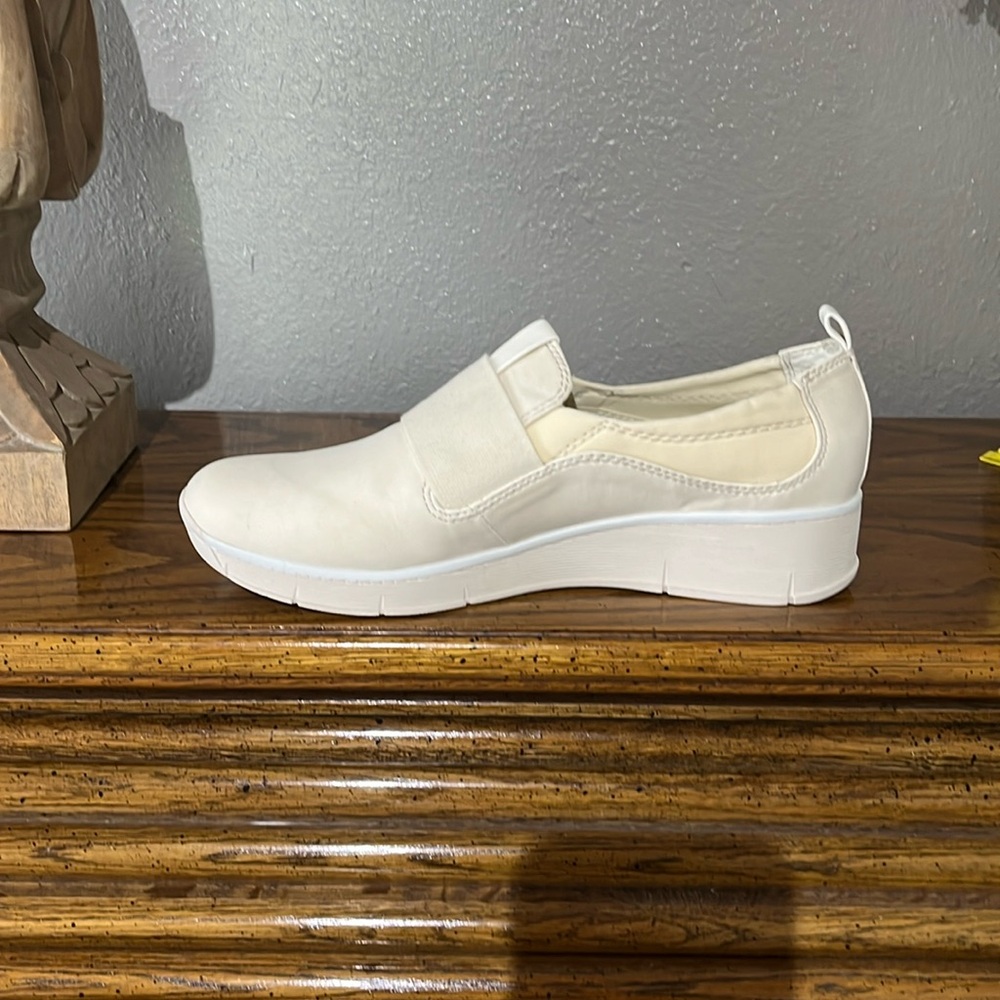 Baretraps slip on shoe; pale yellow